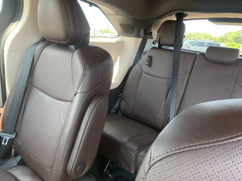 Used 2024 Toyota Sienna Platinum FWD image 19
