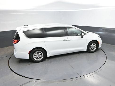 Used 2023 Chrysler Pacifica Touring-L FWD image 33