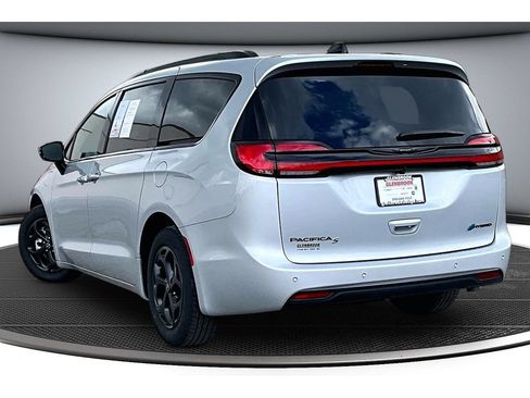 Used 2026 Chrysler Pacifica Premium FWD image 2