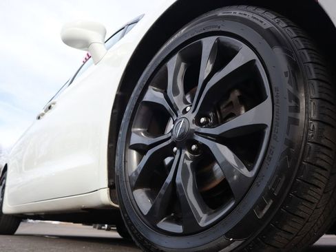 Used 2018 Chrysler Pacifica Touring-L Plus image 10