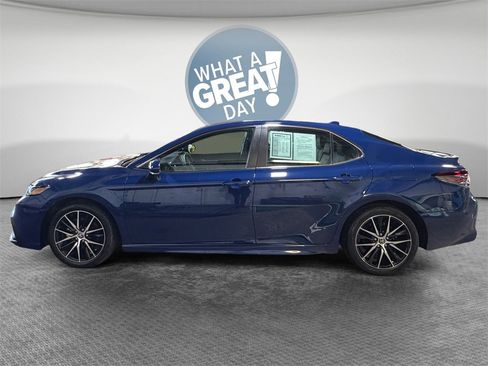 Used 2023 Toyota Camry SE w/ Cold Weather Package image 7