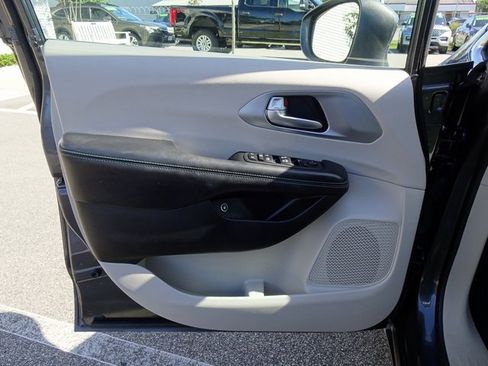 Used 2017 Chrysler Pacifica Premium image 12