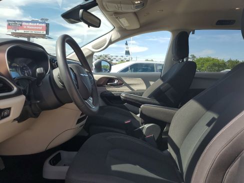 Used 2023 Chrysler Voyager LX FWD image 8