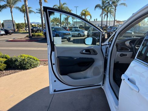 Used 2024 Chrysler Pacifica Touring-L image 11