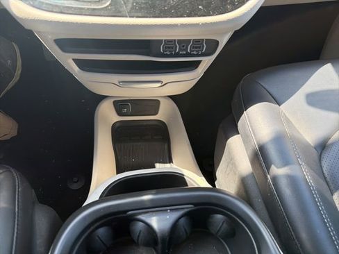 Used 2024 Chrysler Pacifica Touring-L image 17