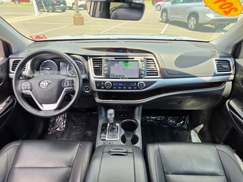 Used 2019 Toyota Highlander XLE AWD/4WD image 31