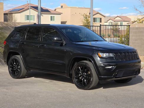Used 2018 Jeep Grand Cherokee Altitude image 3