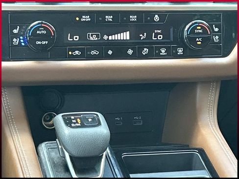 Used 2023 Nissan Pathfinder Platinum FWD image 28