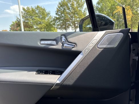 New 2026 BMW iX M70 image 21