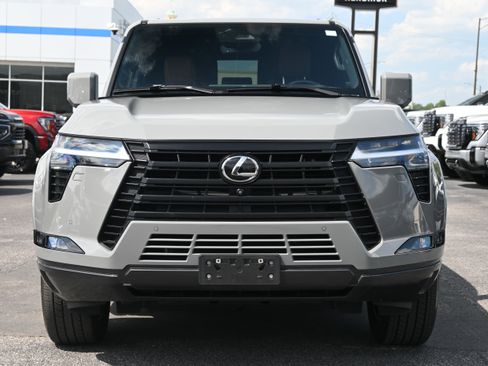 Used 2024 Lexus GX 550 w/ Accessory Package (Z1) image 3