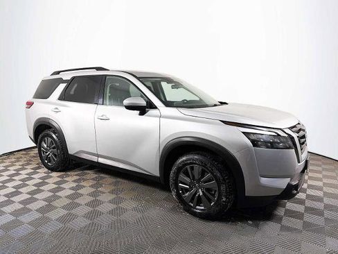 Certified 2024 Nissan Pathfinder SV image 3