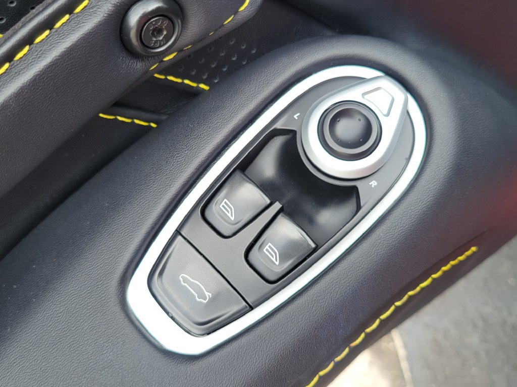 Used 2023 Aston Martin V8 Vantage Coupe RWD image 14