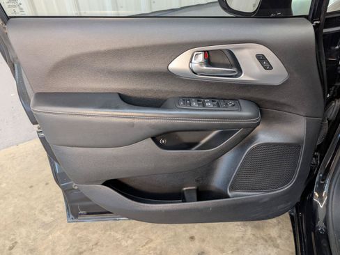 Used 2022 Chrysler Pacifica Touring-L w/ S Appearance Package FWD image 17