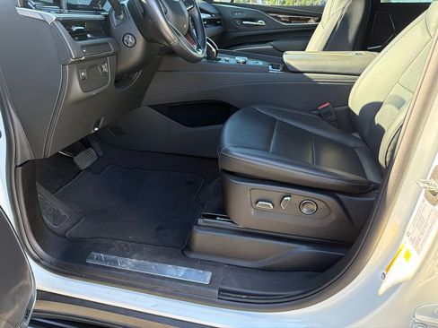 Used 2024 Cadillac Escalade Luxury RWD image 9