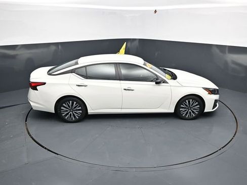 Used 2025 Nissan Altima 2.5 SV FWD image 41
