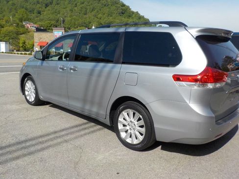 Used 2014 Toyota Sienna XLE AWD/4WD image 2