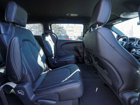 New 2026 Chrysler Pacifica Select image 32