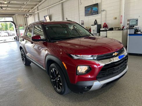 Used 2021 Chevrolet TrailBlazer LT FWD image 2