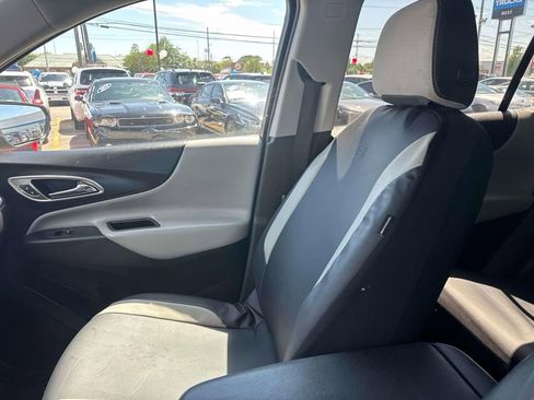 Used 2019 Chevrolet Equinox LS w/ LS Convenience Package FWD image 16