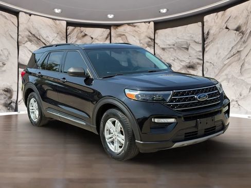 Used 2021 Ford Explorer XLT w/ Equipment Group 202A RWD image 9