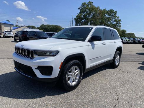 Certified 2023 Jeep Grand Cherokee Laredo w/ Luxury Tech Group I AWD/4WD image 9