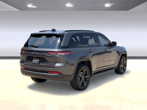 Used 2025 Jeep Grand Cherokee Altitude w/ Trailer Tow Package AWD/4WD image 9