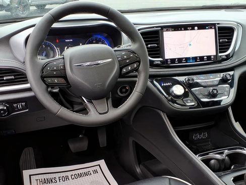 Used 2025 Chrysler Pacifica Limited FWD image 12