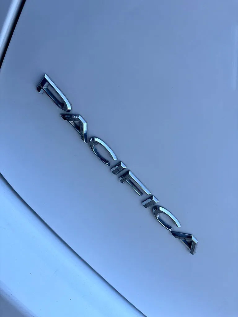 Used 2024 Chrysler Pacifica Limited FWD image 9