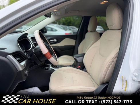 Used 2017 Jeep Cherokee Latitude w/ Comfort & Sound Group AWD/4WD image 16