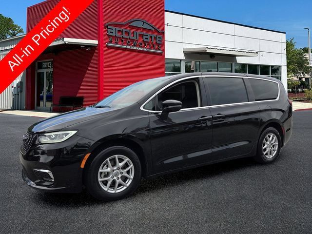 Used 2024 Chrysler Pacifica Touring-L FWD image 1