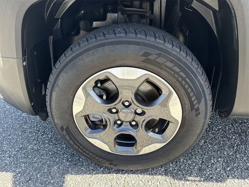 Used 2017 Jeep Renegade Sport w/ Power & Air Group image 11