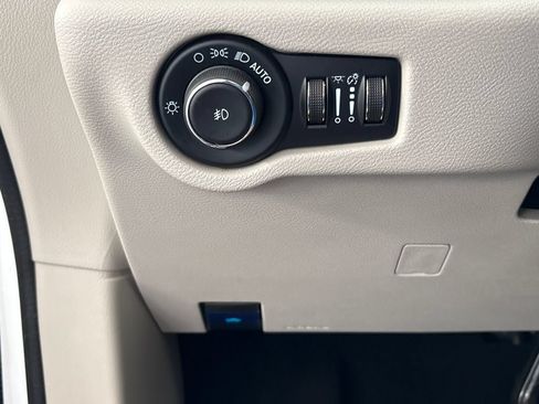 Used 2024 Chrysler Pacifica Touring-L FWD image 39