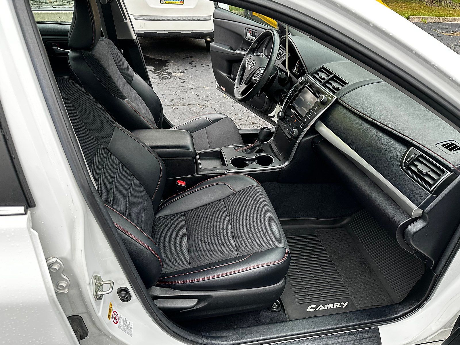 Used 2017 Toyota Camry SE w/ Moonroof Package FWD image 19