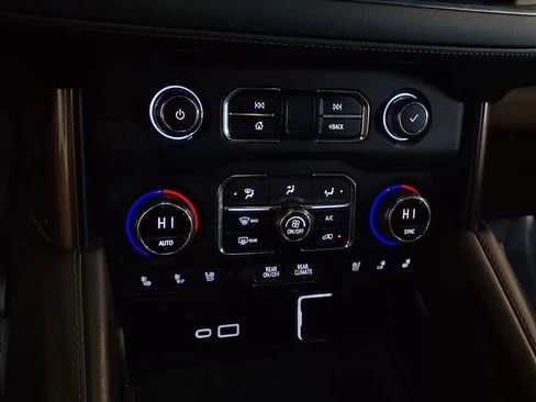 Used 2021 Chevrolet Suburban High Country AWD/4WD image 26