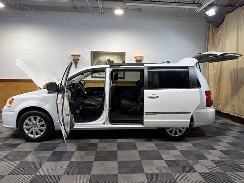 Used 2014 Chrysler Town & Country Touring FWD image 12
