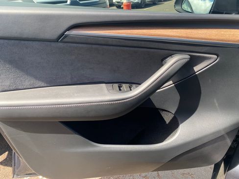 Used 2024 Tesla Model Y Long Range AWD/4WD image 29