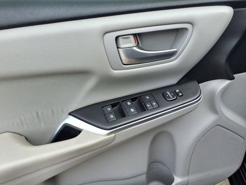 Used 2017 Toyota Camry SE w/ Moonroof Package FWD image 28