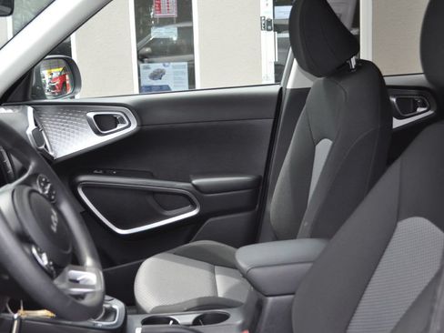 Used 2024 Kia Soul LX w/ Option Group 015 FWD image 6