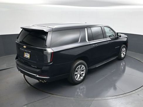 Used 2025 Chevrolet Suburban Premier AWD/4WD image 18