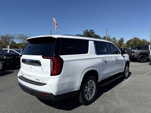 Used 2022 GMC Yukon XL SLT w/ SLT Premium Package image 3