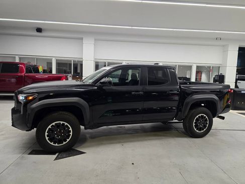 Used 2024 Toyota Tacoma TRD Off-Road AWD/4WD image 3