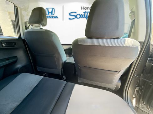 Used 2015 Toyota RAV4 LE FWD image 28