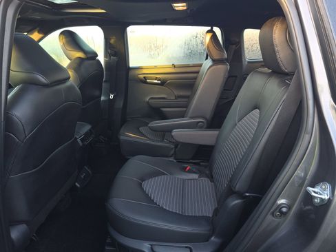 Used 2025 Toyota Highlander XSE image 19