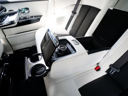 Used 2022 Rolls-Royce Phantom Sedan w/ The Phantom Package RWD image 56