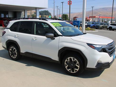 Used 2025 Subaru Forester Premium image 9