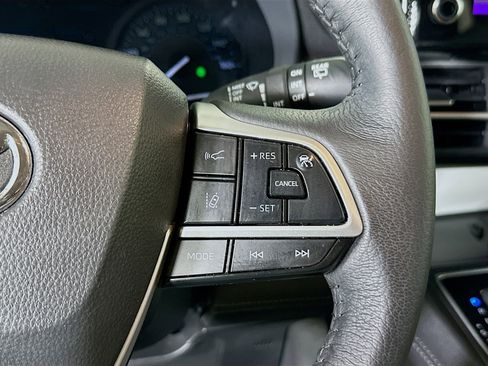 Used 2025 Toyota Sienna XLE FWD image 17