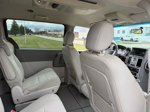 Used 2009 Chrysler Town & Country Touring FWD image 19