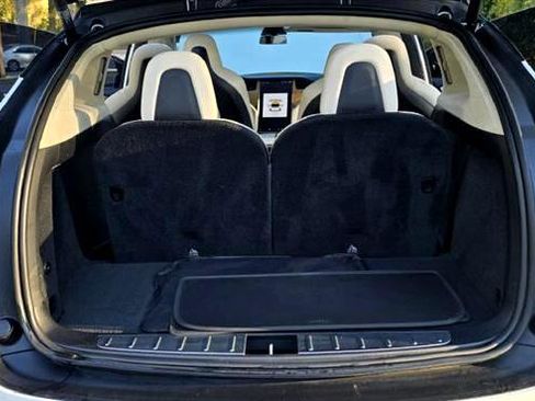 Used 2018 Tesla Model X 75D image 8