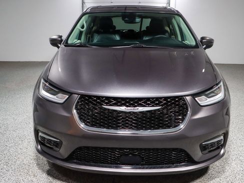 Used 2023 Chrysler Pacifica Touring-L image 4