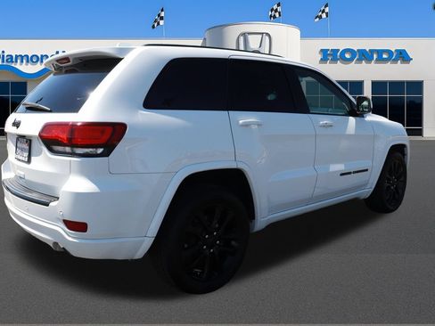 Used 2017 Jeep Grand Cherokee Altitude RWD image 6